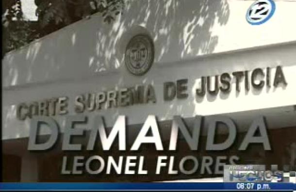 Demanda contra Leonel Flores
